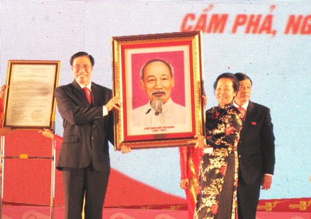 Phó Chủ tịch nước Nguyễn Thị Doan trao Nghị quyết và bức ảnh chân dung Chủ tịch Hồ Chí Minh vĩ đại cho TP.Cẩm Phả.