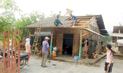 Nhiều hộ dân trên địa bàn xã Phố Lu bị hư hỏng nhà cửa do mưa đá gây ra.