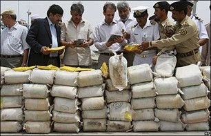 Cảnh sát Pakistan bắt giữ một vụ vận chuyển 6 tấn hashish. Ảnh: Reuters.