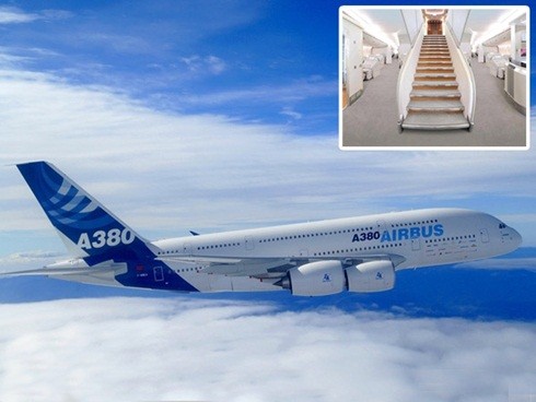 2. Cung điện trên bầu trời. Hãng Airbus cũng đang chế tạo chiếc máy bay hai tầng A380 đồ sộ và dự kiến ra mắt trong năm nay. Chủ nhân của nó là Hoàng tử của Ả rập xê út Alwaleed bin Talal. Đây chắc chắn sẽ là chiếc phi cơ tư nhân đắt nhất thế giới với giá trên 500 triệu đôla. Trước khi nâng cấp chiếc máy bay hai tầng A380, công ty đã niêm yết giá của nó là 389,9 triệu đôla. Có một điểm đặc biệt liên quan đến chiếc máy bay này – đó chính là kế hoạch thiết kế một chỗ để xe cho 2 chiếc Rolls Royce, một chuồng cho ngựa, lạc đà, một chỗ quây diều hâu và một phòng cầu nguyện chuyển động để luôn hướng về phía Mecca. Đó thực sự là một cung điện trên bầu trời.