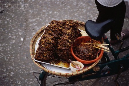 Hà Nội nổi tiếng về ẩm thực đường phố. Tùy vậy, hình thù không mấy bắt mắt của một số món ăn có thể sẽ khiến khách nước ngoài... nhăn mặt.