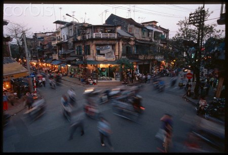 Giao thông ở Hà Nội luôn là nguồn cảm hứng muôn thuở đối với du khách quốc tế vì sự hỗn độn một cách... khó hiểu của nó.