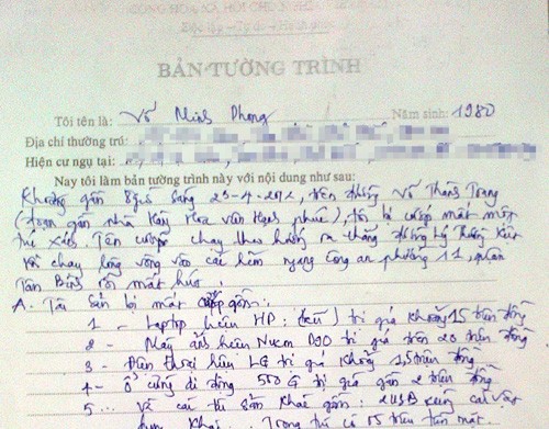 Bản tường trình của nhà báo Minh Phong về việc bị giật mất ba lô trong đó có nhiều giấy tờ, tài liệu. Ảnh: Đức Trần.