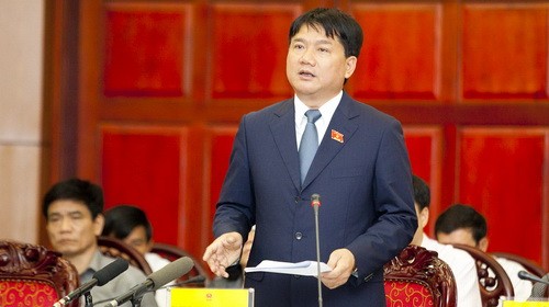Bộ trưởng Bộ GTVT Đinh La Thăng trả lời các câu hỏi của các đại biểu. Ảnh: Nguyễn Khánh.