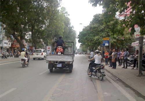 Bạn đọc Lê Trọng Hiệp cho biết cảnh tượng này diễn ra trên phố Kim Mã ( Hà Nội) khiến người dân hai bên đường rất ngạc nhiên. Bức ảnh chụp bằng điện thoại di động vào buổi sáng ngày 15 tháng 4 năm 2012.