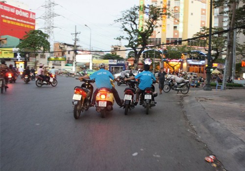 Đây là hình ảnh diễn ra hàng ngày tại các quán nhậu trên đường Trần Phú (đoạn vòng xoay Trần Phú - Nguyễn Thị Minh Khai, Tp.HCM), 2 thanh niên vi phạm pháp luật và gây nguy hiểm cho người khác trên đường.