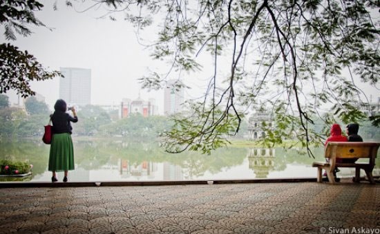Hình ảnh Hồ Gươm yên bình trong một buổi sớm mai. Ảnh: Nhiếp ảnh gia Sivan Askayo.