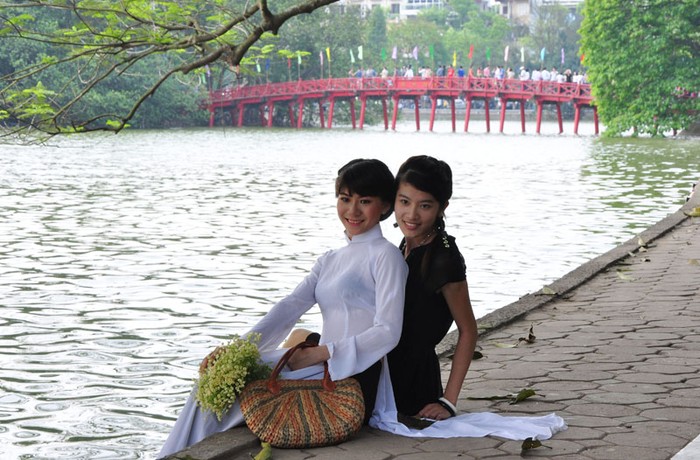 Hồ Gươm luôn là địa điểm lý tưởng để các cặp đôi vợ chồng tìm đến chụp ảnh cưới.