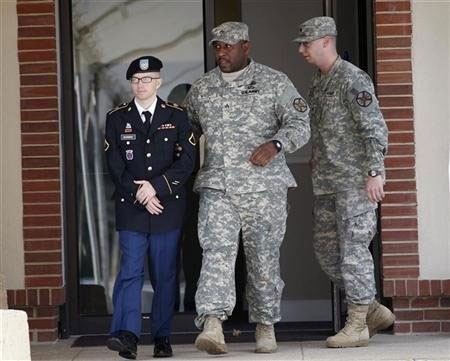 Binh sĩ Bradley Manning (trái) rời tòa án ở Maryland. Ảnh Reuters.