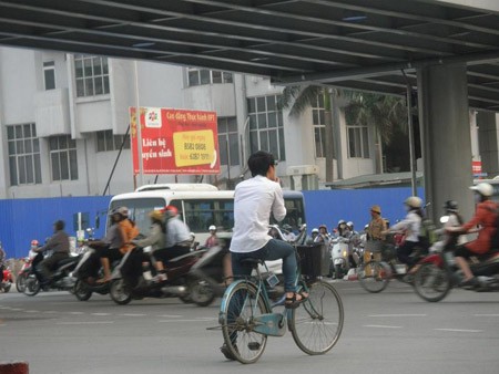 Tuy nhiên, nhiều trường hợp vi phạm luật giao thông vẫn diễn ra tại đây. Trong ảnh là một thanh niên đi xe đạp ngang nhiên vượt đèn đỏ.