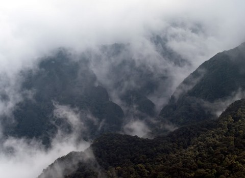 Càng lên cao độ dốc càng lớn, không khí loãng, nhưng phong cảnh Fancipan càng đẹp và hùng vĩ.