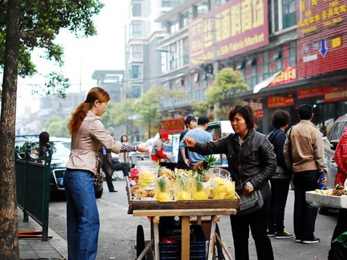 Những gánh hoa quả dạo là hình ảnh không hiếm gặp ở Thượng Hải.