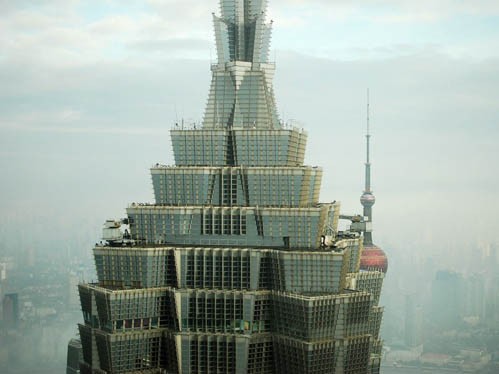 Cách đó không xa là tòa tháp Jin Mao 88 tầng, sừng sững một góc trời khu Phố Đông.