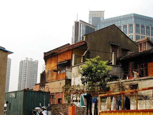 Tuy nhiên, bên cạnh những tòa nhà cao tầng hiện đại, Thượng Hải vẫn còn đầy rẫy các tòa nhà cũ kỹ, chật chội.