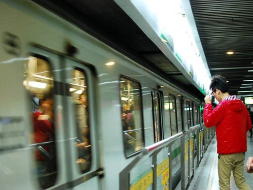 Hệ thống tàu điện ngầm ở Thượng Hải có thể đưa khách tham quan đi khắp nơi trong thành phố, từ những khu giàu có nhộn nhịp đến những khu vực nghèo cũ kỹ.