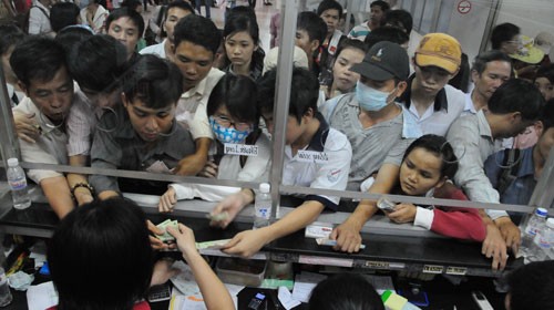 Đông đảo hành khách chờ mua vé xe về Phước Long và Đồng Xoài, tỉnh Bình Phước tại bến xe miền Đông chiều 27/4. Ảnh: Minh Đức.