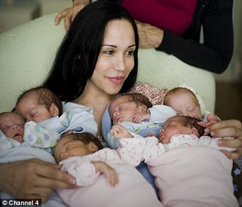 Nadya Suleman, một phụ nữ ở California, với 6 trong số 8 đứa trẻ mà cô sinh ra năm 2009. Ảnh:Channel 4.