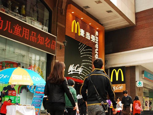 Ngày nay, Thượng Hải thu hút sự góp mặt của đủ mọi thương hiệu lớn trên thế giới, từ cửa hàng của McDonald's...