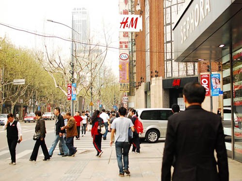 ... đến quần áo thời trang H&M. Hàng loạt thương hiệu quốc tế có mặt ở Thượng Hải, đem lại cho thành phố này diện mạo của một trung tâm thương mại xứng tầm quốc tế.