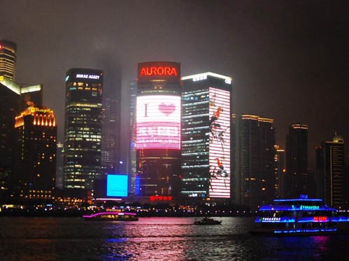Khi màn đêm buông xuống, Thượng Hải lung linh ánh đèn.