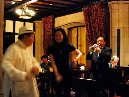 Tầng lớp thượng lưu tìm đến những câu lạc bộ đêm để giải trí. Trong ảnh là nhà hàng Old Jazz Band tại khách sạn Peace Hotel, một câu lạc bộ dành cho giới nhà giàu từ những năm 1980.