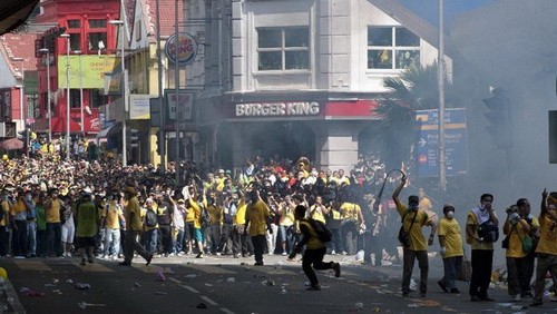 Người biểu tình thách thức cảnh sát gần quảng trường Merdeka hôm 28/4. Ảnh: AFP.