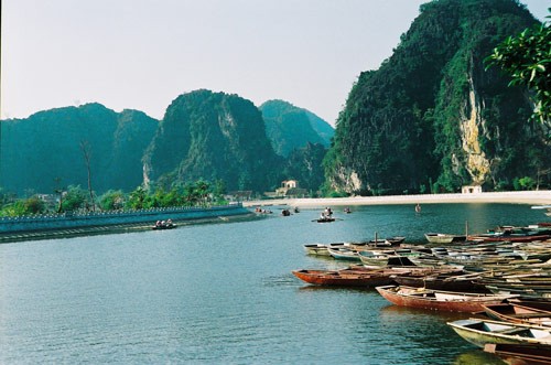Khu du lịch Tam Cốc - Bích Động diện tích tự nhiên là 350,3 ha,cách thành phố Ninh Bình 7 km, gồm nhiều tuyến tham quan du thuyền, đi xe đạp và đi bộ nối khoảng gần 20 điểm du lịch.