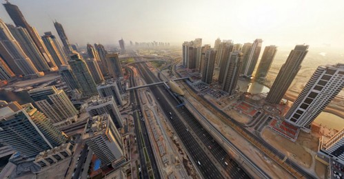 Những tòa cao ốc san sát hai bên đường tại Dubai.
