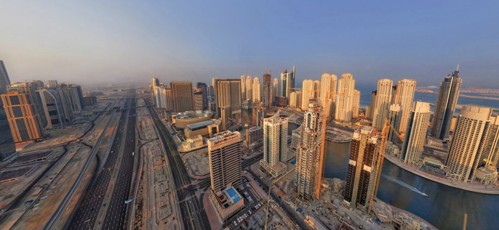 Cùng với Abu Dhabi, Dubai là vương quốc lớn nhất trong số các thành viên thuộc Các Tiểu Vương quốc Ảrập Thống nhất. Lịch sử của vương quốc này bắt nguồn từ cách đây 7 thế kỷ.