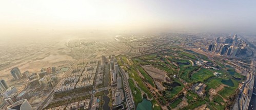 Trong ảnh là màu xanh của sân golf mang tên Emirates Golf Club. Đây hầu như là vùng không gian xanh duy nhất ở vương quốc sa mạc này.