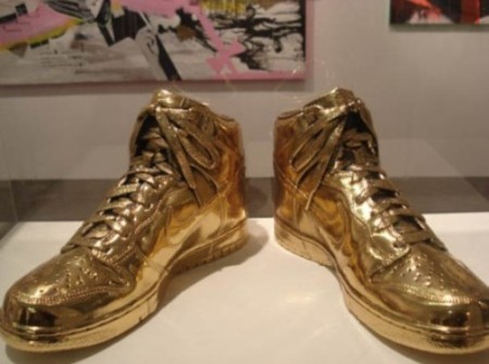 Năm 2008, giá một đôi Nike High Dunk ấn định 6.100 USD, tuy được xem là khá “mềm” so với mức thu nhập của các đại gia nhưng giá trị sử dụng của đôi giày lại không làm thỏa mãn những người hâm mộ do sản phẩm chỉ có thể mang tính trưng bày, trang trí. Ảnh: Phiên bản giày đúc từ vàng chỉ tồn tại duy nhất 5 đôi trên thế giới.