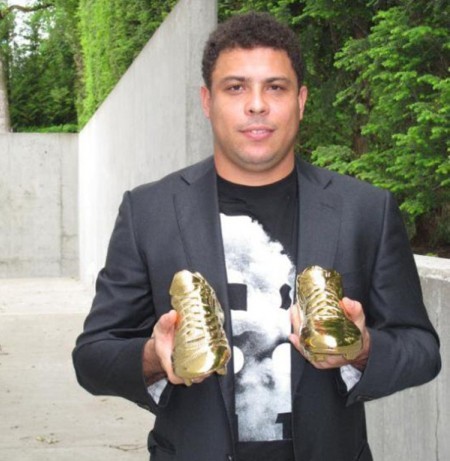 "Đôi giày vàng" này được thiết kế đặc biệt dành tặng cầu thủ nổi tiếng thế giới Ronaldo.