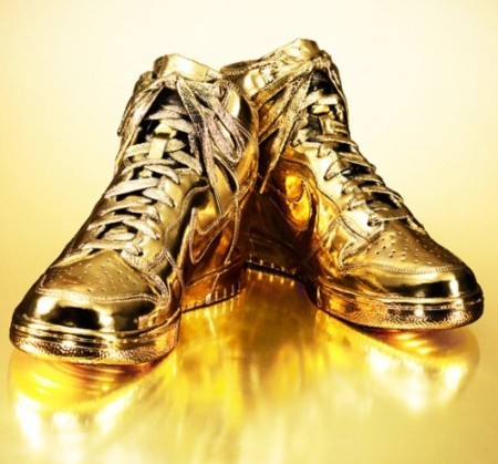Theo Luxury Launches, đôi giày tên Indulgences No.5 hay còn gọi là Nike High Dunk dài 28 cm, rộng 13 cm và cao 18 cm. Nike High Dunk được làm thủ công từ vàng 24 carats nguyên chất và chỉ có 5 đôi trên toàn thế giới. Ảnh: Nguyên liệu làm giày 100% từ vàng 24 carats nguyên chất.