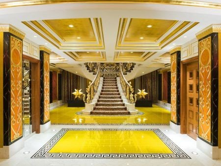 Khách sạn là một biểu tượng cho sự đô thị hoá của Dubai và có hình dáng của một thuyền buồm Ả Rập, do kiến trúc sư Tom Wright của Tập đoàn WS Atkins PLC thiết kế. Ảnh: Phía trước một phòng Hoàng gia rộng 780 m2 và được dẫn lên bằng cầu thang máy riêng.