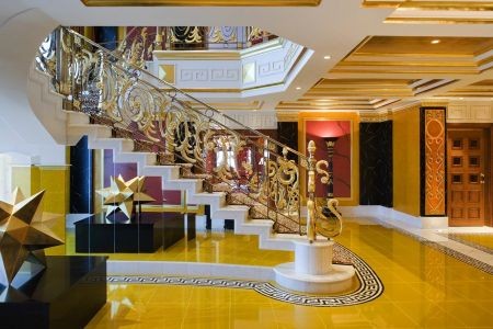 Đây là một trong những khách sạn đắt nhất thế giới, với chi phí cho mỗi đêm từ 1.000 đến 15.000 USD. Riêng phòng hoàng gia là 28.000 USD. Ảnh: Cầu thang được phủ vàng và các bậc làm từ đá kim cương.