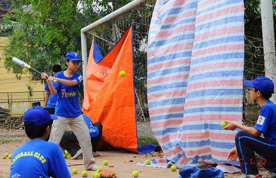 Ở Việt Nam chưa có một nơi tập luyện chuyên biệt, cũng như dụng cụ tập luyện đều không có sẵn trong nước mà phải nhập từ nước ngoài. Thế nhưng cộng đồng yêu thích bóng chày – với số lượng còn khá khiêm tốn – vẫn không ngừng phát triển. Đáng chú ý phải kể đến các đội tuyển như FISHANU (Câu lạc bộ bóng chày trường ĐH Hà Nội), HBC (Câu lạc bộ bóng chày Hà Nội) và một số CLB ở các trường cấp 3.