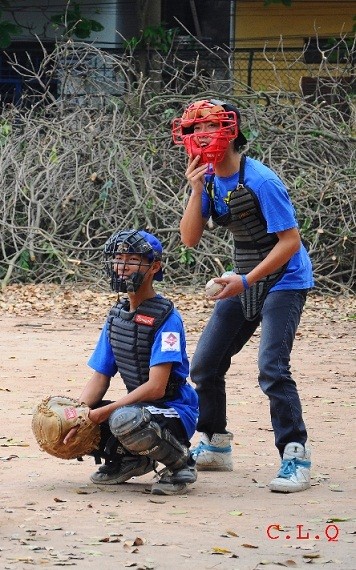 Cầu thủ bắt bóng – người ngồi sau và bảo vệ chốt nhà (home plate) cần trang bị đồ bảo hộ và mặt nạ.