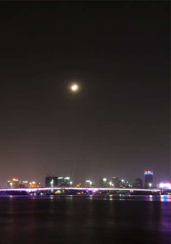 Cầu Thủ Thiêm và thành phố rực ánh đèn vào một đêm trăng khuyết.