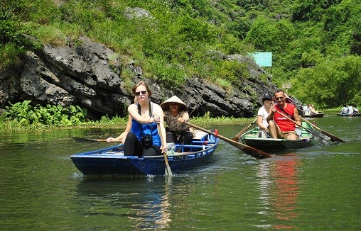 Tự chèo thuyền trên sông là trải nghiệm mới mẻ đối với khách du lịch.