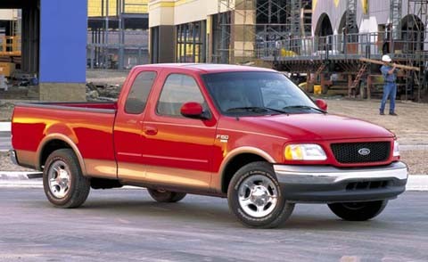 2. Ford F-Series. 15,6 triệu chiếc F-Series được bán ra từ năm 1990. Ford dẫn đầu trong việc phát triển xe tải và có những tiến bộ rõ nét, như động cơ EcoBoost V6 mới gần đây, cửa hậu và phiên bản sang trọng của mẫu King Ranch ở phân khúc cao cấp. Trong một thập kỷ qua, Ford liên tục tạo ra những phong cách xe bán tải mới khiến cho cả Chevrolet và Dodge nhanh chóng sao chép theo. Ảnh: Ford F150 - mẫu xe bán tải bán chạy thứ 2 tại Mỹ.