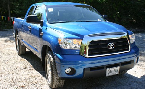 7. Toyota Tundra . Toyota Tundra ra mắt năm 2002 trong tiếng vỗ tay lẹt đẹt, cho đến khi nó được thiết kế lại vào 2007 và được chú ý nhiều hơn. Các kỹ sư ở hãng xe Nhật đã biết lắng nghe thị trường xe tải Mỹ, thiết kế một sản phẩm với ngoại hình vạm vỡ cùng sức mạnh đáng kể. Được sản xuất tại San Antonio (Texas), Tundra đã có 1,4 triệu xe bán ra kể từ 2002 cho đến cuối năm 2011. Ảnh: "Gã khổng lồ" trong dòng xe bán tải Tundra của Toyota.