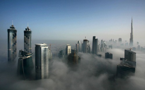 Do ở gần biển, Dubai thường xuyên gặp những đám mây thấp mang theo hơi nước từ ngoài đại dương vào.
