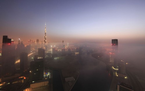 Những đám mây sương mù kéo dài trong hàng chục phút, đem lại cho xứ sở trù phú Dubai vẻ đẹp kỳ ảo.