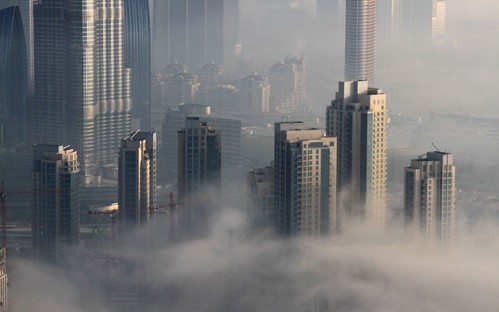 Hai lần mỗi năm vào tháng ba và tháng chín, xứ sở của những tòa nhà chọc trời Dubai lại được bao phủ trong sương.