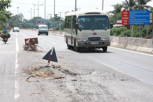 Đường cao tốc TP.HCM - Trung Lương được đưa vào thu phí, nhưng nhiều đoạn đã hư hỏng (ảnh chụp cuối tháng 4/2012). Ảnh: V.Trường.