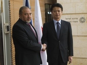 Ngoại trưởng Nhật Bản Koichiro Gemba và Ngoại trưởng Israel Avigdor Lieberman (trái). Nguồn: msnbc.msn.com.