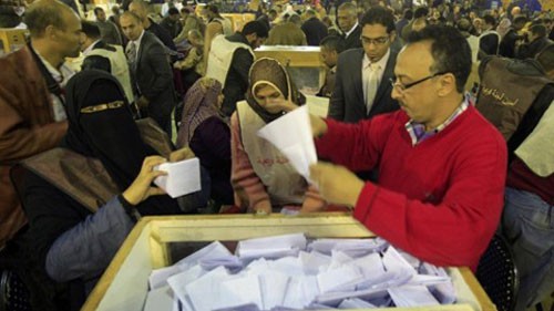 Các nhân viên Ai Cập kiểm phiếu sau đợt bầu cử Quốc hội tháng 11/2011. Ảnh: AFP.