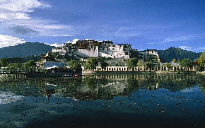 Cung điện Potala ở Tây Tạng, Trung Quốc.