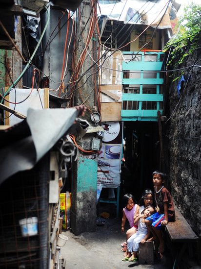 Philippines có hơn 92 triệu dân nhưng có đến 20 triệu sống trong các khu ổ chuột. Một phần mười trong số này là cư dân của Manila - thủ đô, đồng thời cũng là khu vực phát triển nhất đất nước.