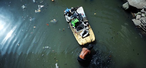 Khoảng 310.000 người Philippines sống dưới gầm cầu hoặc trên các dòng kênh bị ô nhiễm. Họ đứng trước nguy cơ mất sạch nhà cửa mỗi lần động đất hay lũ lụt xảy ra.